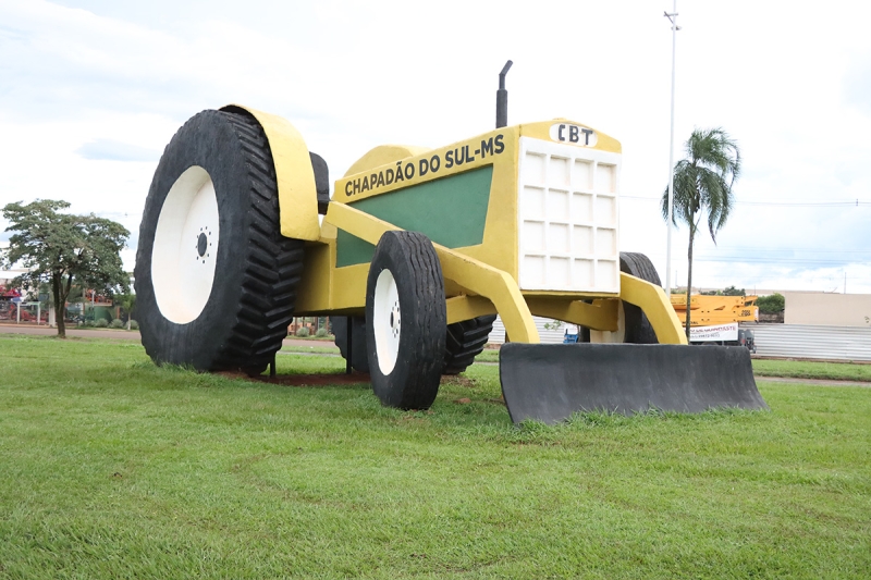 Turismo monumento-do-trator